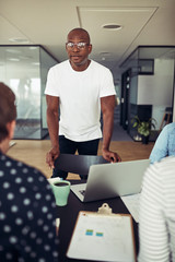 Obraz premium African businessman talking with staff during an office meeting