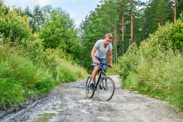 Fototapeta na wymiar athlete riding a mountain bike in the woods.Healthy lifestyle