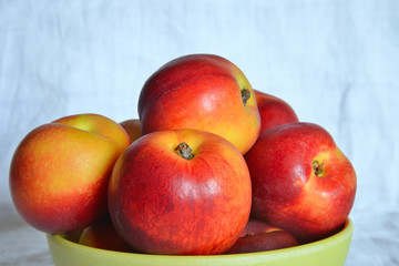 pesche fresche pronte da mangiare, closeup