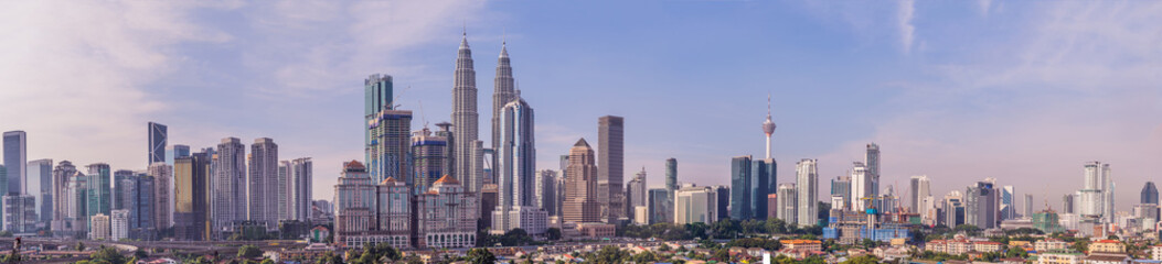 Naklejka premium Panoramę Kuala Lumpur, widok na miasto, drapacze chmur z pięknym niebem o poranku