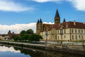 Fototapeta na wymiar F, Burgund, Paray-le-Monial, Blick auf die Basilika Sacre-Coeur