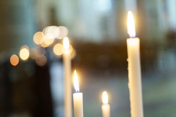 Kerzenlicht in Kathedrale, sakrale, andächtige Szene mit warmem Licht