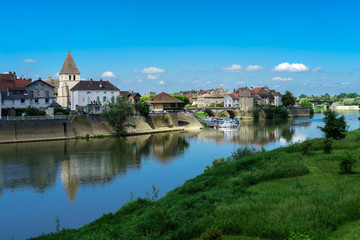 Fototapeta na wymiar F, Burgund, Verdun-sur-le-Doubs, Stadtansicht mit Fluss Doubs und Saône unter strahlend blauem klaren Himmel