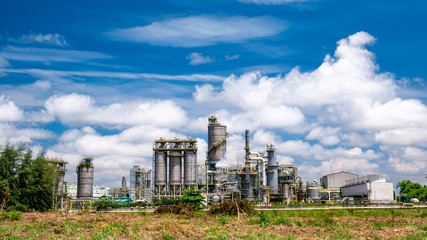Fototapeta na wymiar Oil refinery plant with blue sky and cloud