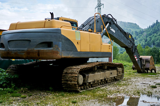 excavator is in the mountains