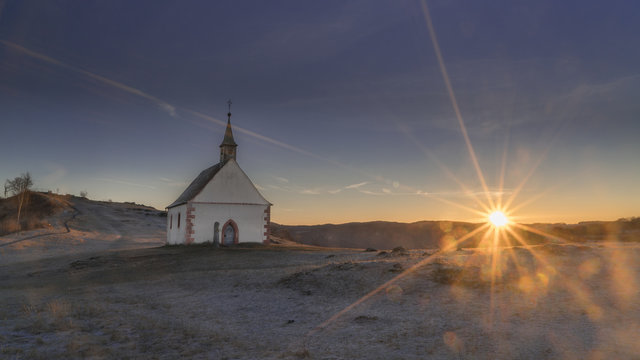 Walberla - Fränkische Schweiz - Kapelle bei Sonnenaufgang im Winter