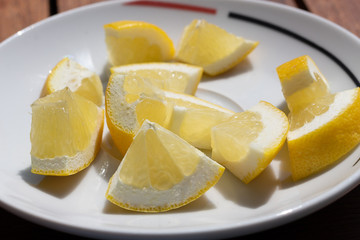 Zitrone aufgeschnitten