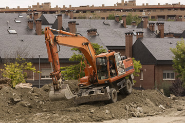 M&aacute;quina excavadora sacando tierra en obra de construcci&oacute;n 1.