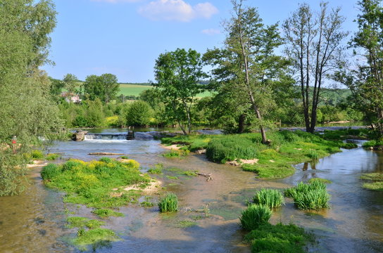 BIEF ET RIVI&Egrave;RE LE SEREIN POILLY SUR SEREIN (Yonne) BOURGOGNE FRANCE 