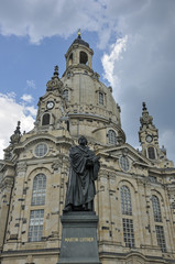 Pomnik i kościół barokowy  - obrazy, fototapety, plakaty