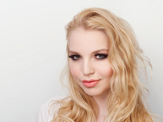 Naklejka premium Beauty portrait of model with trendy natural make-up. Fashion shiny highlighter on skin, sexy gloss lips make-up.