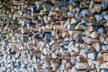 Brennholz aufgesetzt