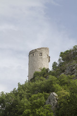 Fototapeta na wymiar Der Wehrturm oberhalb des Dorfes Podpeč
