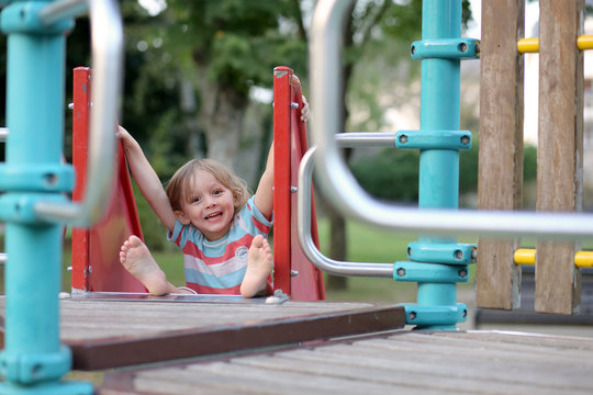 Enfant joue dans un parc pieds nus