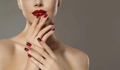 Fototapeten Schönes vorbildliches Mädchen mit roter und schwarzer französischer Maniküre auf Nägeln. Mode-Luxus-Make-up. Schönheit und Kosmetik. © Sofia Zhuravetc