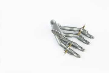 tubo de escape con cuatro colectores y sondas lambda en fondo blanco