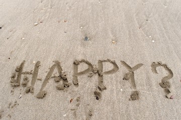 砂浜に書いた　HAPPY?