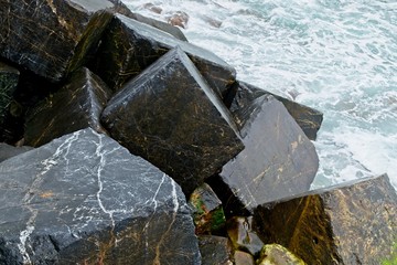 Cubic stone breakwater