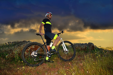 Fototapeta na wymiar Young sportsman with his mountain bike.