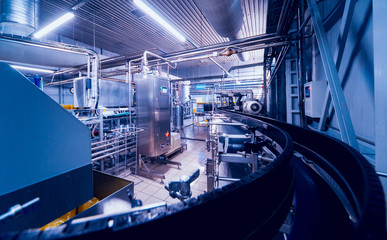 Fototapeta Beverage factory interior. Conveyor with bottles for juice or water. Equipments obraz