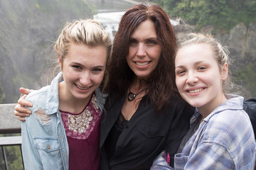 Obraz premium Family Vacation at Snoqualmie Falls in Washington State
