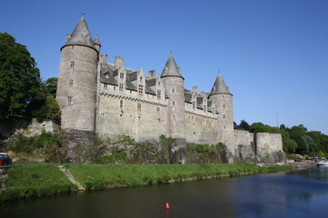 Fototapeta na wymiar Joyau de la BretagneClassée « Petite Cité de Caractère », la ville de Josselin baigne sur les bords de l’Oust. on plus beau joyau reste son château, toujours habité par la famille Rohan.