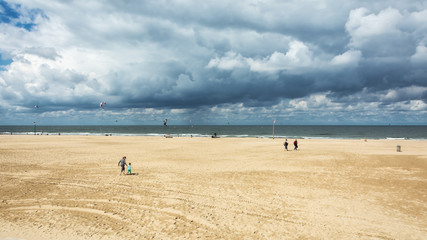 Fototapeta na wymiar Kytesurfers on the beach of Scheveningen