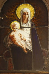 Vierge et l'enfant, vitrail d'un caveau du cimetière de Passy à Paris