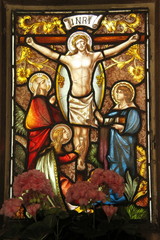 Christ sur la croix, vitrail d'un caveau du cimetière de Passy à Paris