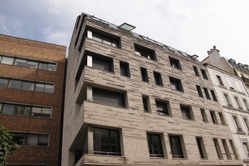 Fototapeta na wymiar Immeuble moderne du quartier de Saint Lambert à Paris