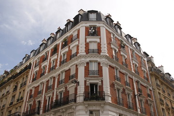 Fototapeta na wymiar Immeuble en briques du quartier de Saint Lambert à Paris