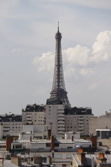 La Tour Eiffel, vue depuis un toit d'immeuble à Paris