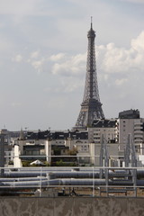La Tour Eiffel, vue depuis un toit d'immeuble à Paris