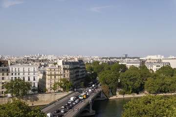 Traffic routier sur un pont à Paris, vue aérienne