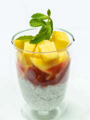 Chiapudding mit Erdbeermus und Mangostückchen, garniert mit Minze