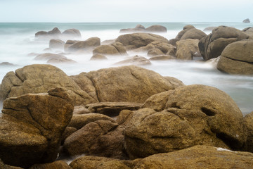 Fototapeta na wymiar F, Bretagne, Finistère, stürmische See in den Felsen vor Menfig