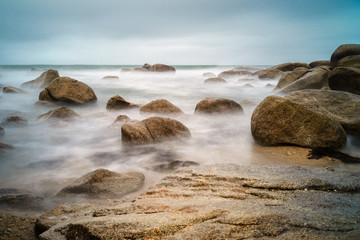 Obraz premium F, Bretagne, Finistère, stürmische See in den Felsen vor Menfig mit weichem Wasser