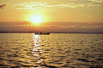 Atardecer junto a una barca.