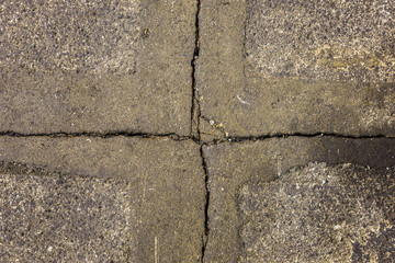 Obraz premium Beschädigter Betonboden mit kreuzförmig zulaufendem Riss