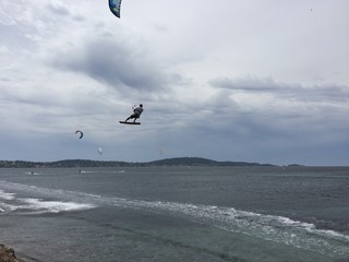 kitesurfer qui saute