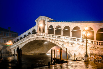 Fototapeta na wymiar Rialto Bdidge at night in Venice