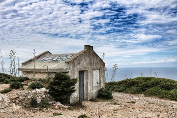 Fototapeta na wymiar Old abandoned house in Cape Espichel