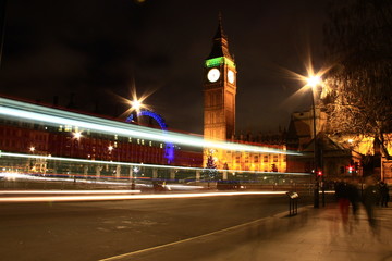 Londres de nuit avec le big ben et la grande roue illuminé