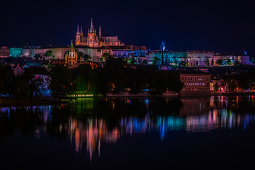 Fototapeta na wymiar catedral ciudad de praga luces nocturnas reflejos en el rio