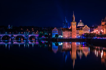 Obraz premium luces nocturnas en praga reflejos del rio moldava