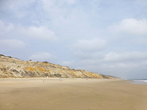 Playa Cuesta Maneli en Huelva, zona costera con playa de arena fina blanca que forma parte del Parque de Do&ntilde;ana