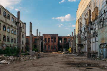 Territoire de zone industrielle abandonnée en attente de démolition. Bâtiments brisés et brûlés. Ancienne usine de pelles de Voronej