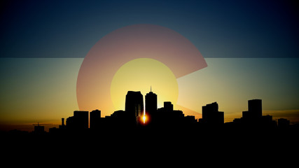 Denver Skyline Sunrise with Colorado Flag in Sky - obrazy, fototapety, plakaty
