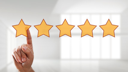 Finger wählt 5 Sterne auf Touchscreen aus 