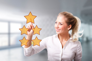 Geschäftsfrau vergibt 5 Sterne Bewertung